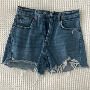 Abercrombie Curve Love High Rise 4 Inch Mom Short, Medium Wash, Size 27